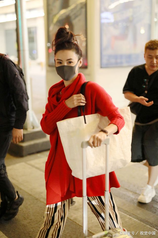 2019年5月20日,北京,张柏芝亮相机场,她戴着口罩遮面露出白皙肌肤,身